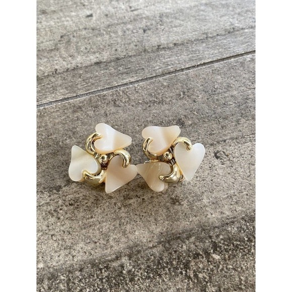 Claudette Vintage Pearl and Beige Moon Glow thermoset clip ons Brooch Set - Picture 7 of 11